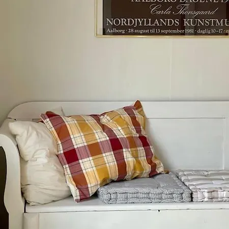 Susannes Herskabslejlighed, M. Altan Og Naer Strand * Stege